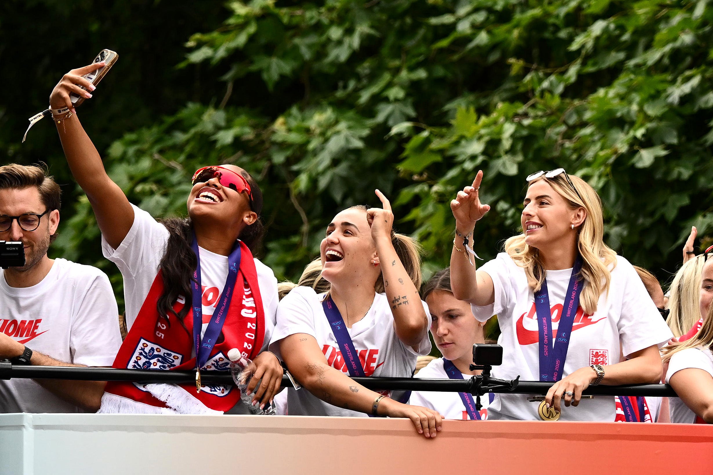 Khiara Keating, Georgia Stanway and Chloe Kelly take a selfie