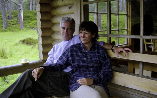 <p>Ghislaine Maxwell (derecha) cumple una condena de 20 años de prisión por ayudar a Jeffrey Epstein (izquierda) a captar, engañar y abusar a menores de edad.</p>