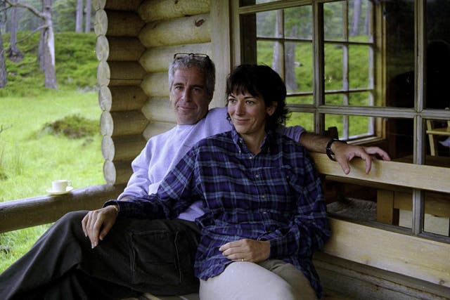 <p>Ghislaine Maxwell (derecha) cumple una condena de 20 años de prisión por ayudar a Jeffrey Epstein (izquierda) a captar, engañar y abusar a menores de edad.</p>