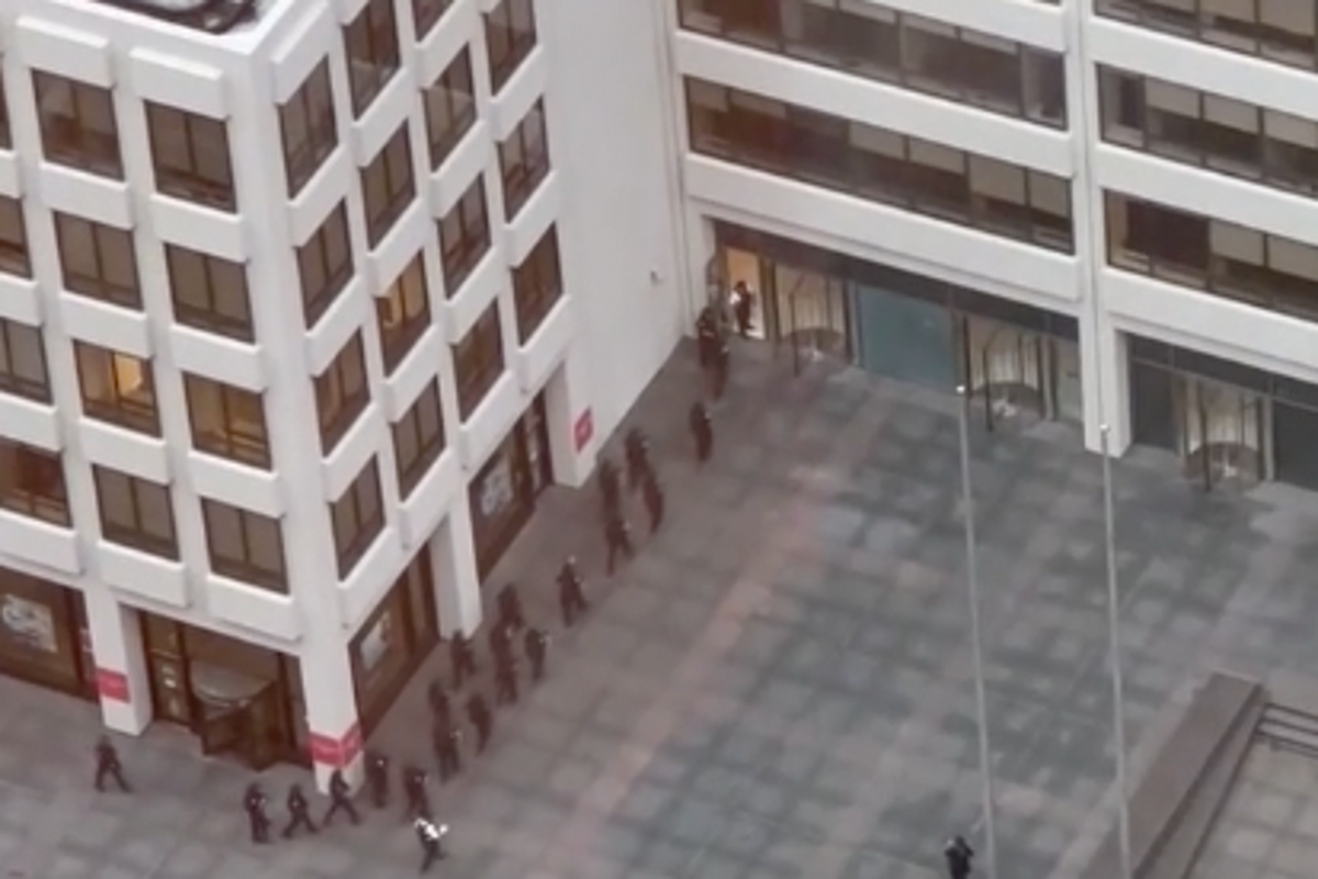 https://static.independent.co.uk/2025/07/29/6/01/Police-enter-building-following-NYC-shooting.png?trim=202,0,133,0&width=1200&height=800&crop=1200:800