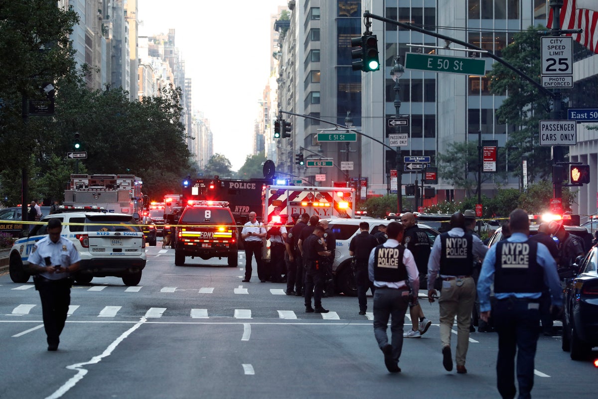 Manhattan shooting latest: 4 dead in NFL HQ building as cops identify gunman as former high school football star Manhattan shooting latest: 4 dead in NFL HQ building as cops identify gunman as former high school football star