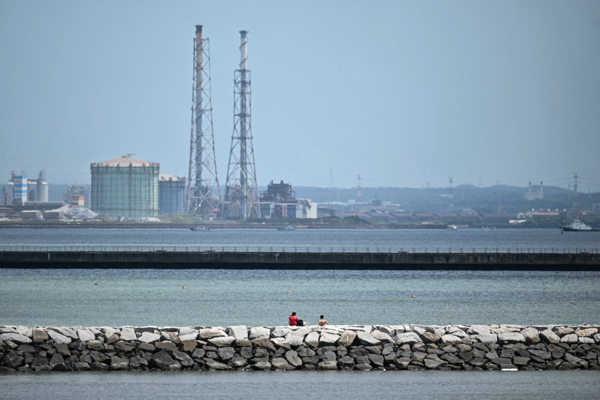 Fukushima nuclear plant workers evacuate after Japan warns of 3m tsunami waves
