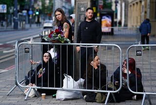 Los fanáticos que llegan temprano para llegar a su lugar cerca del Banco Black Sabbath Bridge en Broad Street en Birmingham antes de la procesión fúnebre para el líder de Black Sabbath Ozzy Osbourne