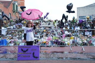 Eliza Finn-O'Shea, 10 de Birmingham con tributos florales que quedan en el banco Black Sabbath Bridge en Broad Street en Birmingham