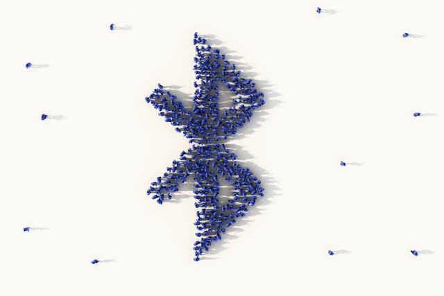 <p>Bitchat utiliza señales de Bluetooth para permitir la comunicación en zonas donde el servicio celular es irregular o restringido, como festivales o protestas</p>