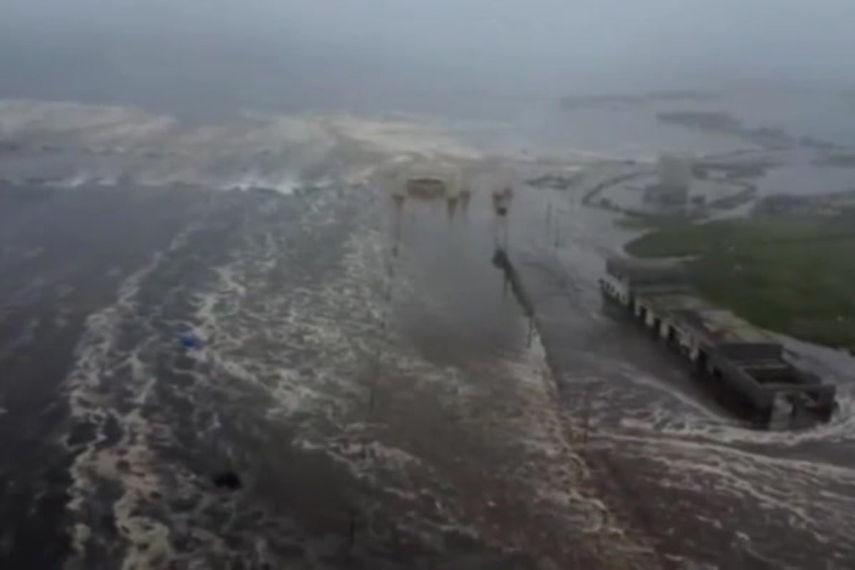 https://static.independent.co.uk/2025/07/30/8/51/Drone-footage-shows-Tsunami-waves-flooding-Russian-coastal-town-following-earthquake.jpeg?trim=0,70,0,41&width=1200&height=800&crop=1200:800