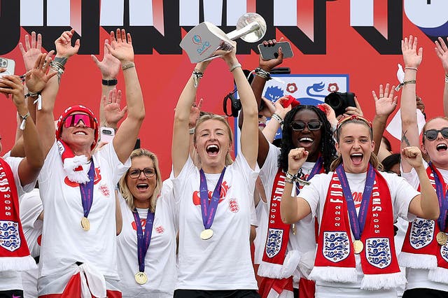 <p>Leah Williamson of England lifts the UEFA Women's EURO trophy on stage during the England Women's team victory parade and celebration on July 29, 2025 in London, England</p>