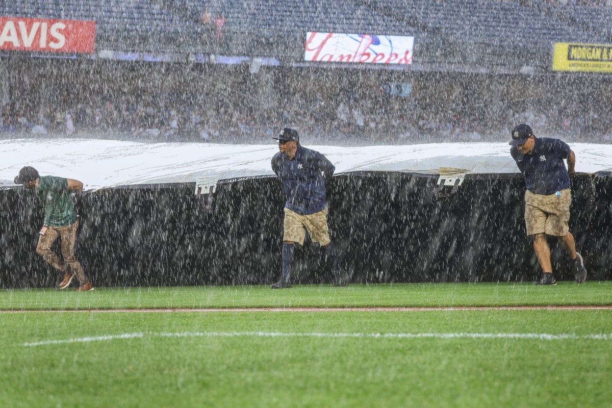 Heavy rain pummels the East Coast and sparks localized flash flooding