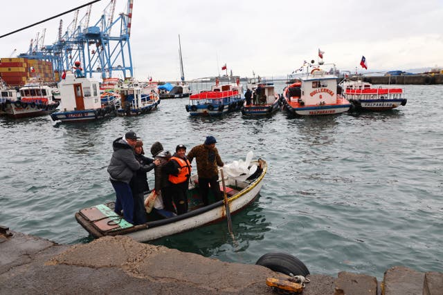 <p>Fishermen secure their boats in the port during an evacuation plan due to a tsunami alert on July 30, 2025 in Valparaiso, Chile</p>
