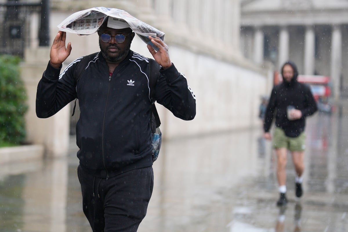 UK weather: Thunderstorm and flash flooding warning after heavy rain batters country UK weather: Thunderstorm and flash flooding warning after heavy rain batters country
