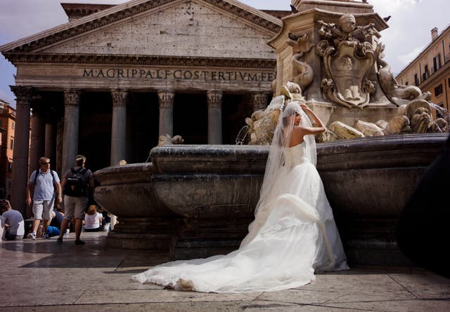 <p>A bride poses for photos in front of Rome's Pantheon, June 28, 2013. (AP Photo/ Domenico Stinellis, File)</p>