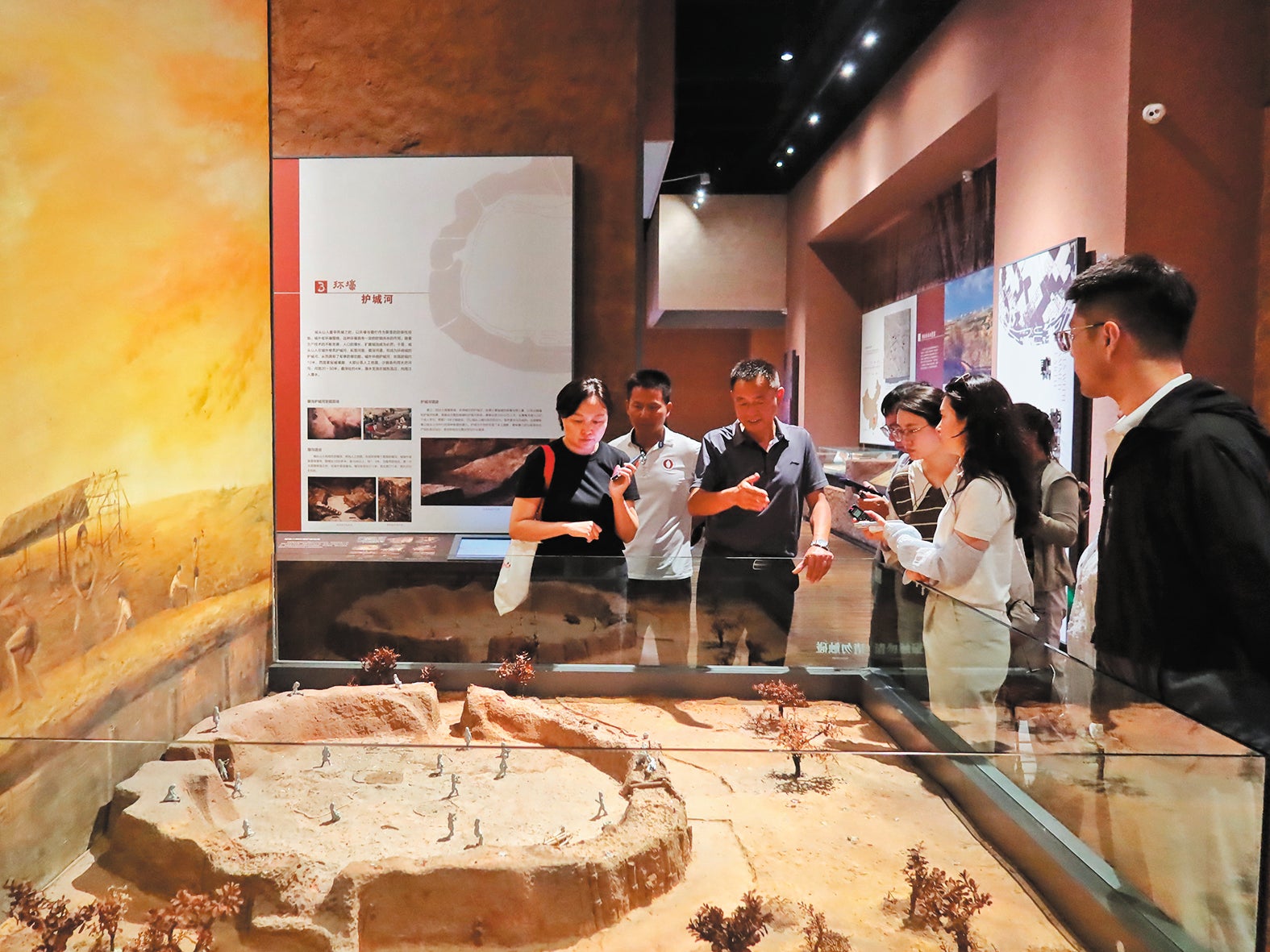 Cao Yi (third from left) introduces the moat system of the Chengtoushan site