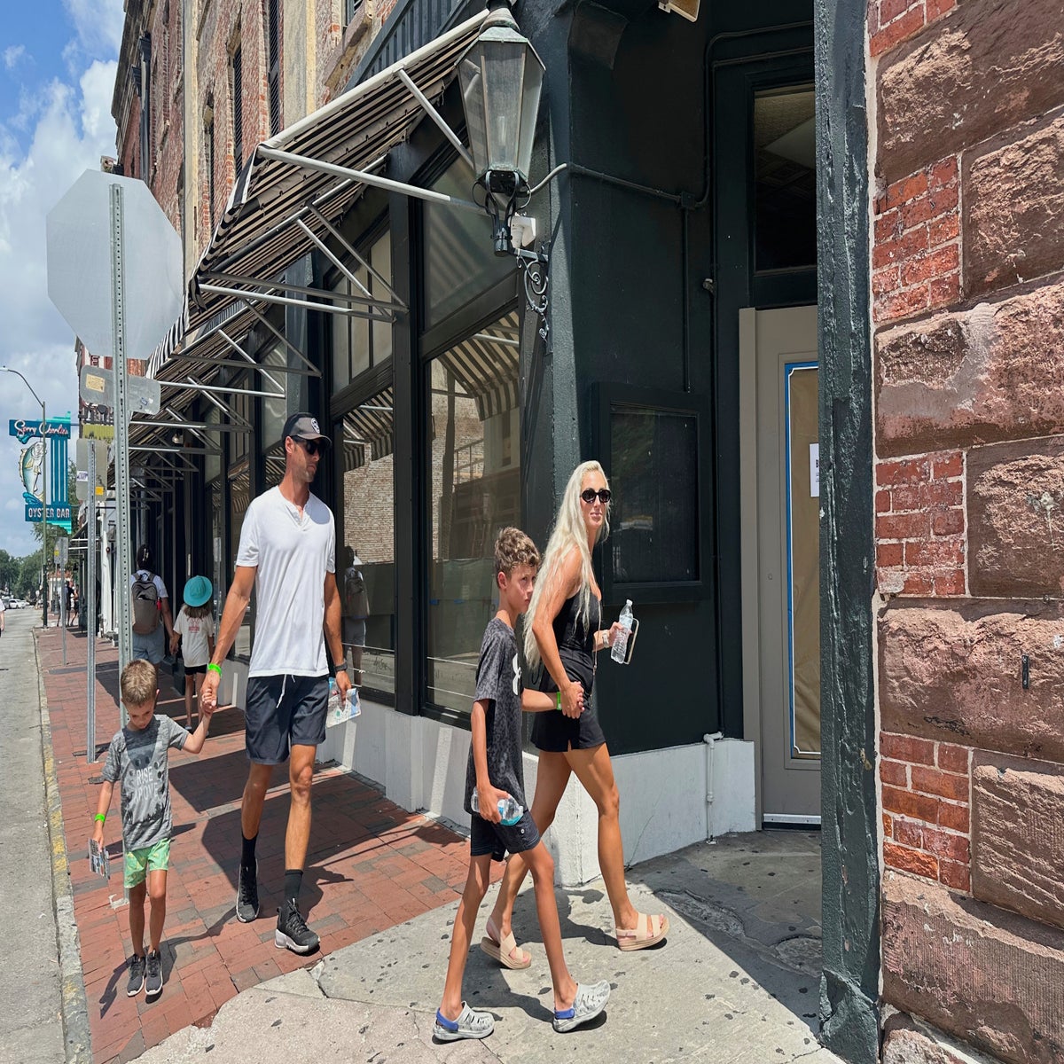 Paula Deen has abruptly closed the Savannah restaurant that ...