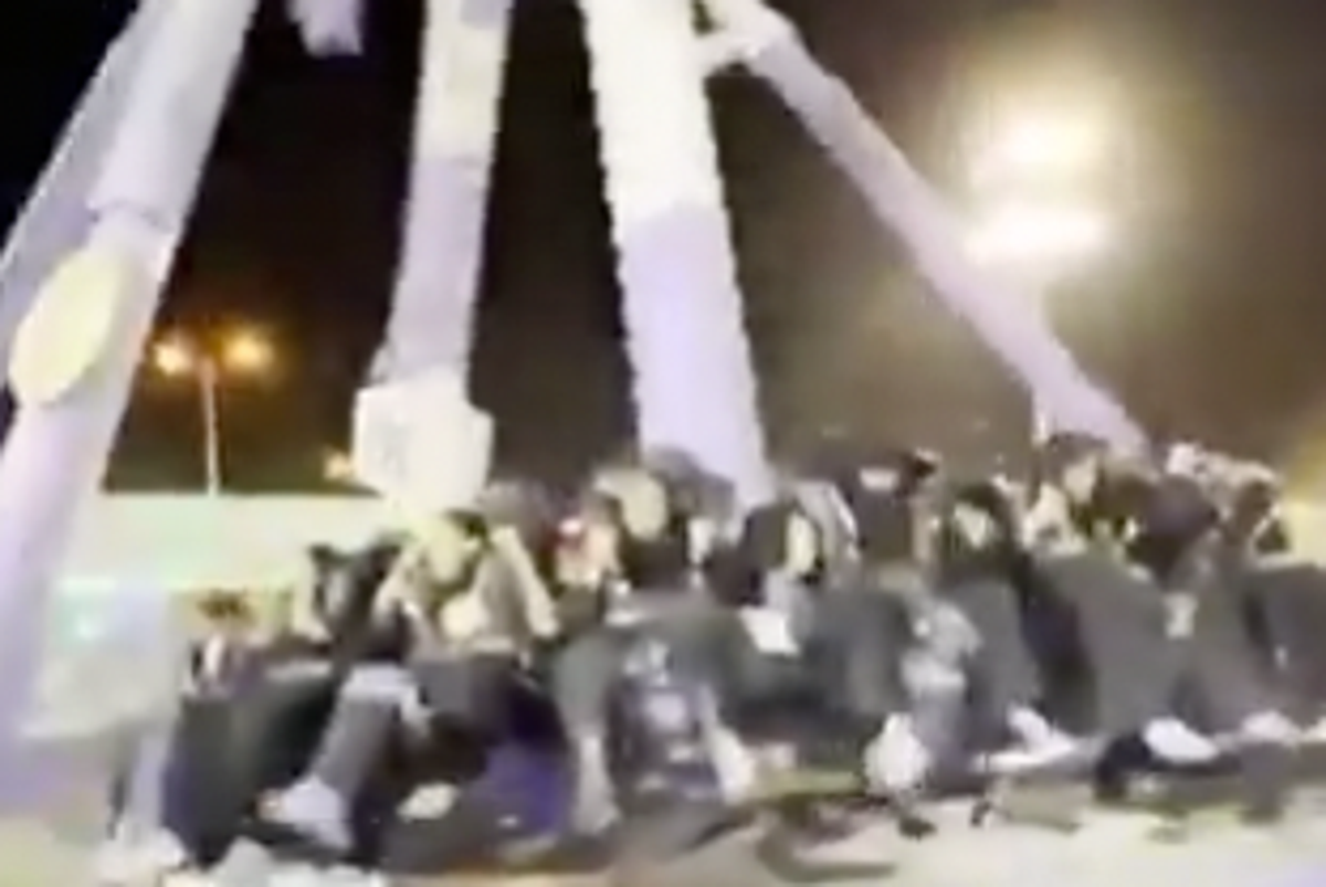 Moment ride snaps in half mid-air at Saudi Arabian theme park, leaving 23 injured