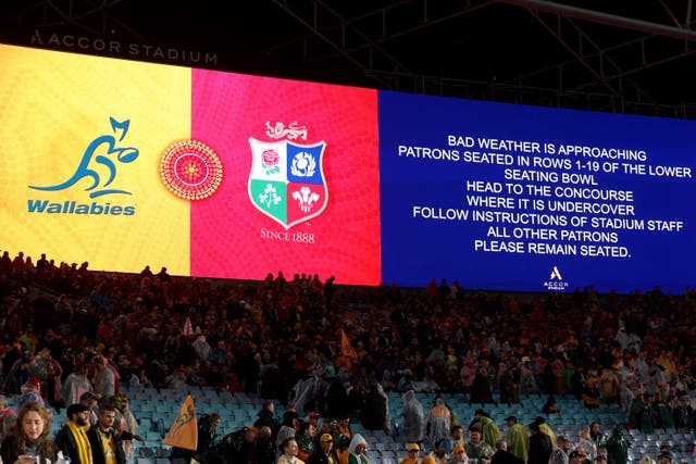 <p>Lightning delayed the third Test by 40 minutes</p>