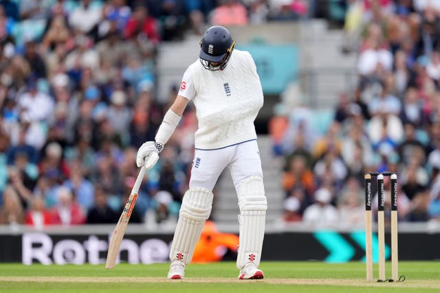 <p>Chris Woakes came out to bat with his arm in a sling</p>