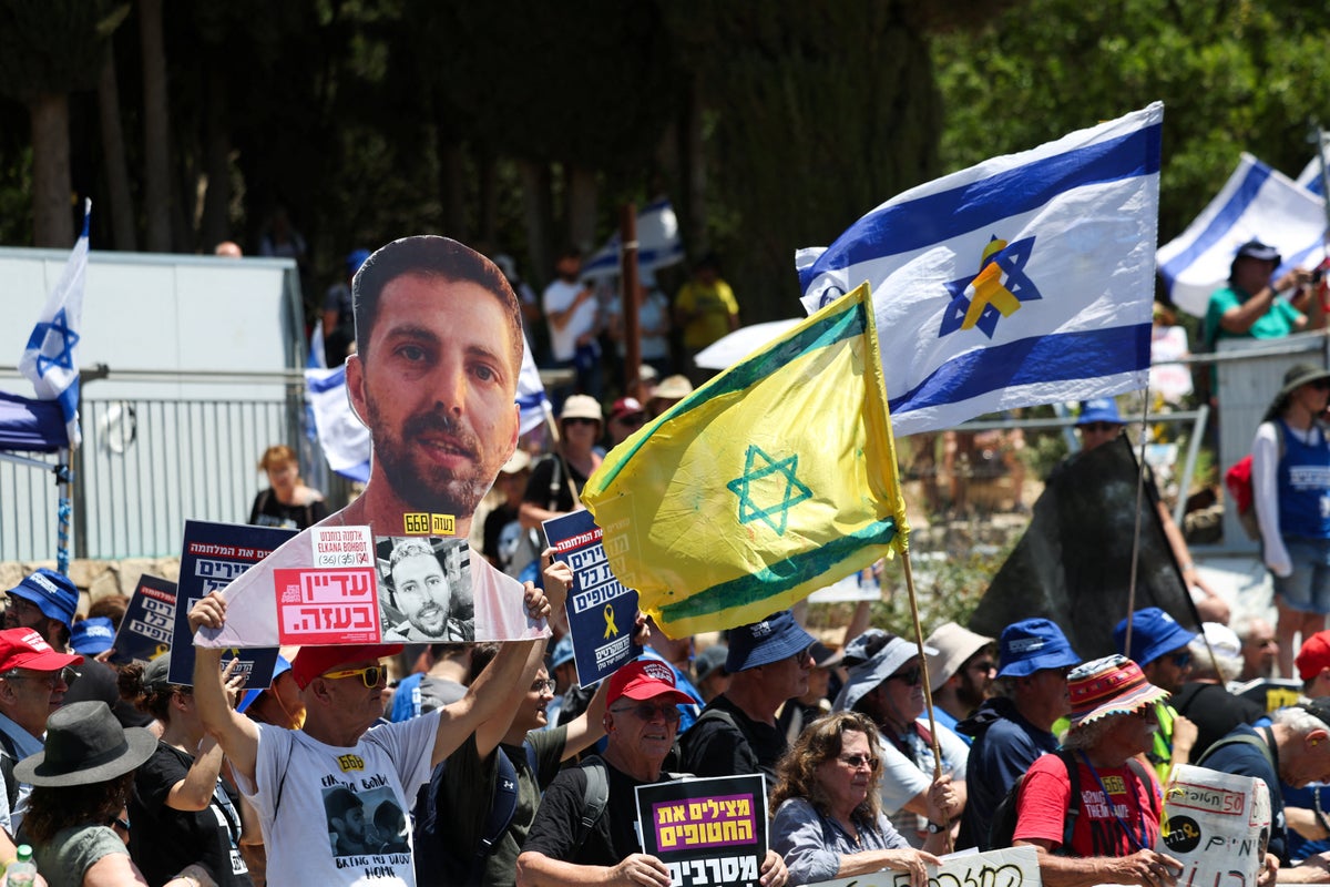 Israeli protesters demand Gaza ceasefire and hostage deal outside Netanyahu’s office