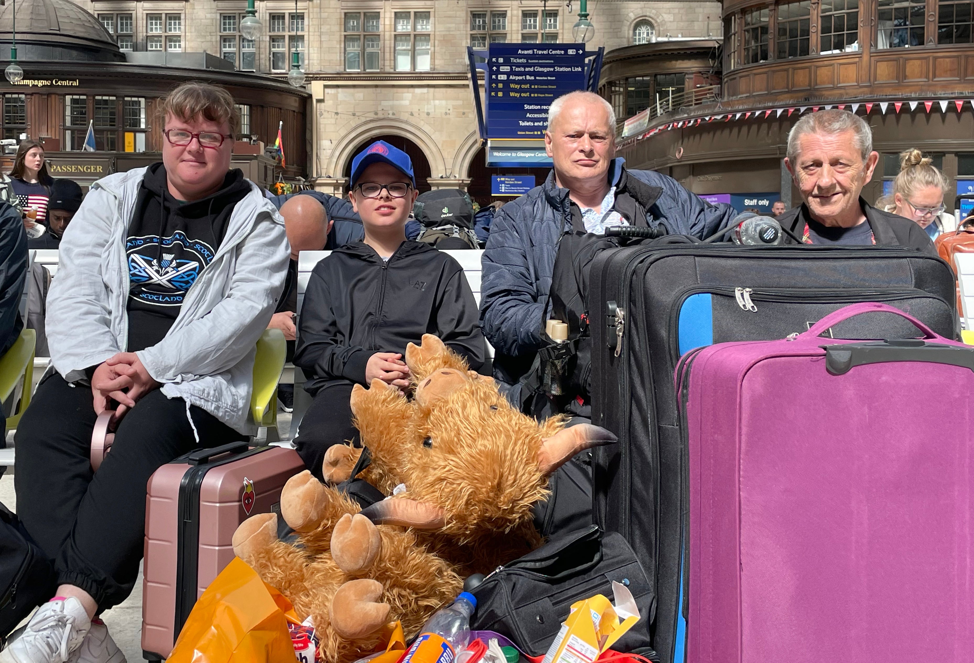 Melissa Kusz, Frances Kusz, Jack Kusz, Paul Audoire and Robert Kusz are waiting at Glasgow Central Station