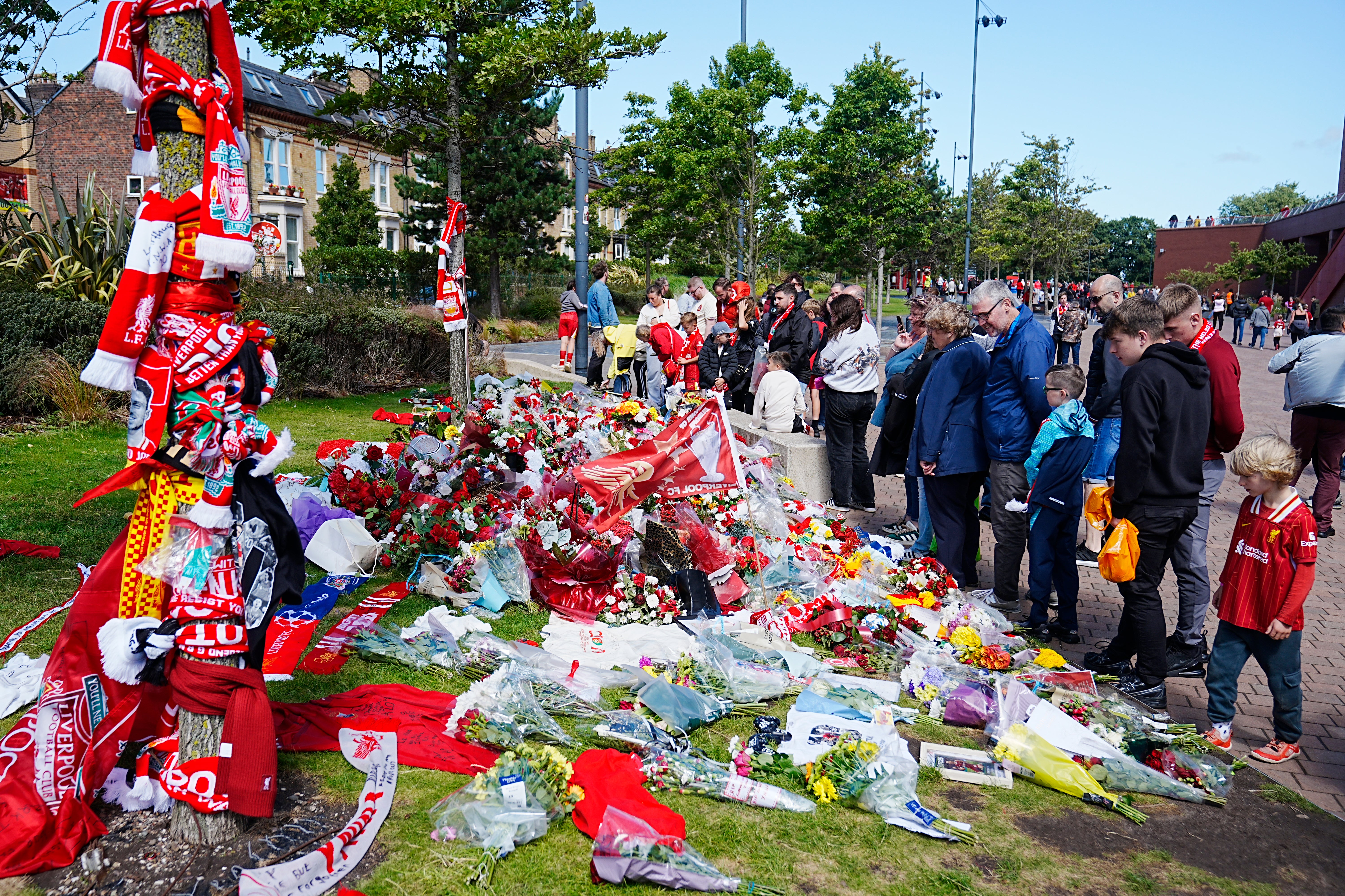 Liverpool -fans pay les pagaies Diogo Jota à l'extérieur d'Anfield