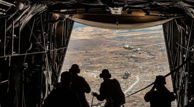 <p>Jordanian troops oversee a humanitarian aid drop over Gaza</p>