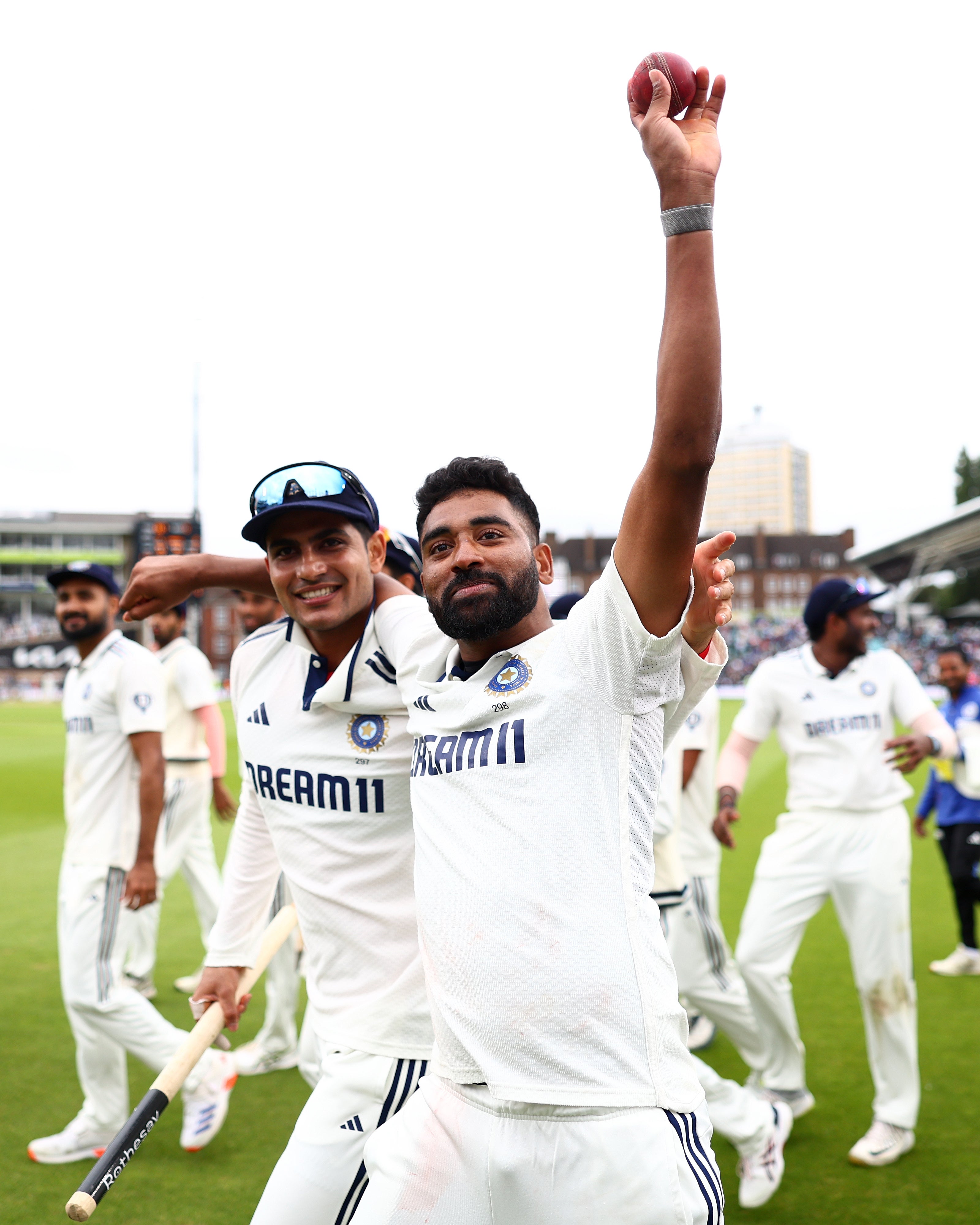 Shubman Gill and Mohammed Siraj of India celebrate