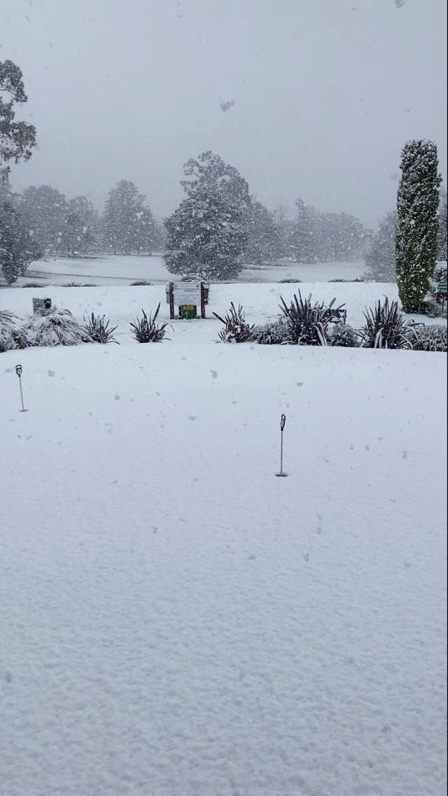 <p>Snow blankets the grass at a golf club in Armidale</p>