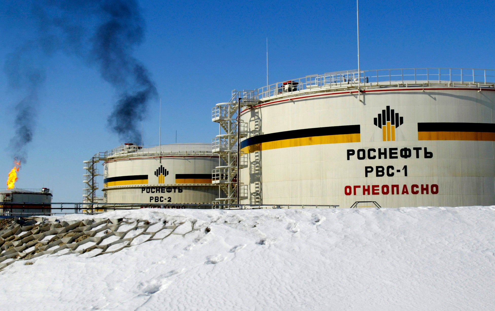 A gigante petrolífera estatal russa OAO Rosneft, no campo petrolífero de Priobskoye, perto de Nefteyugansk, no oeste da Sibéria.