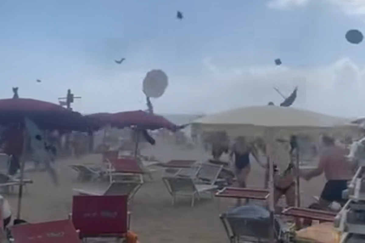 Tourists flee as tornado hits Italian beach, sending parasols flying