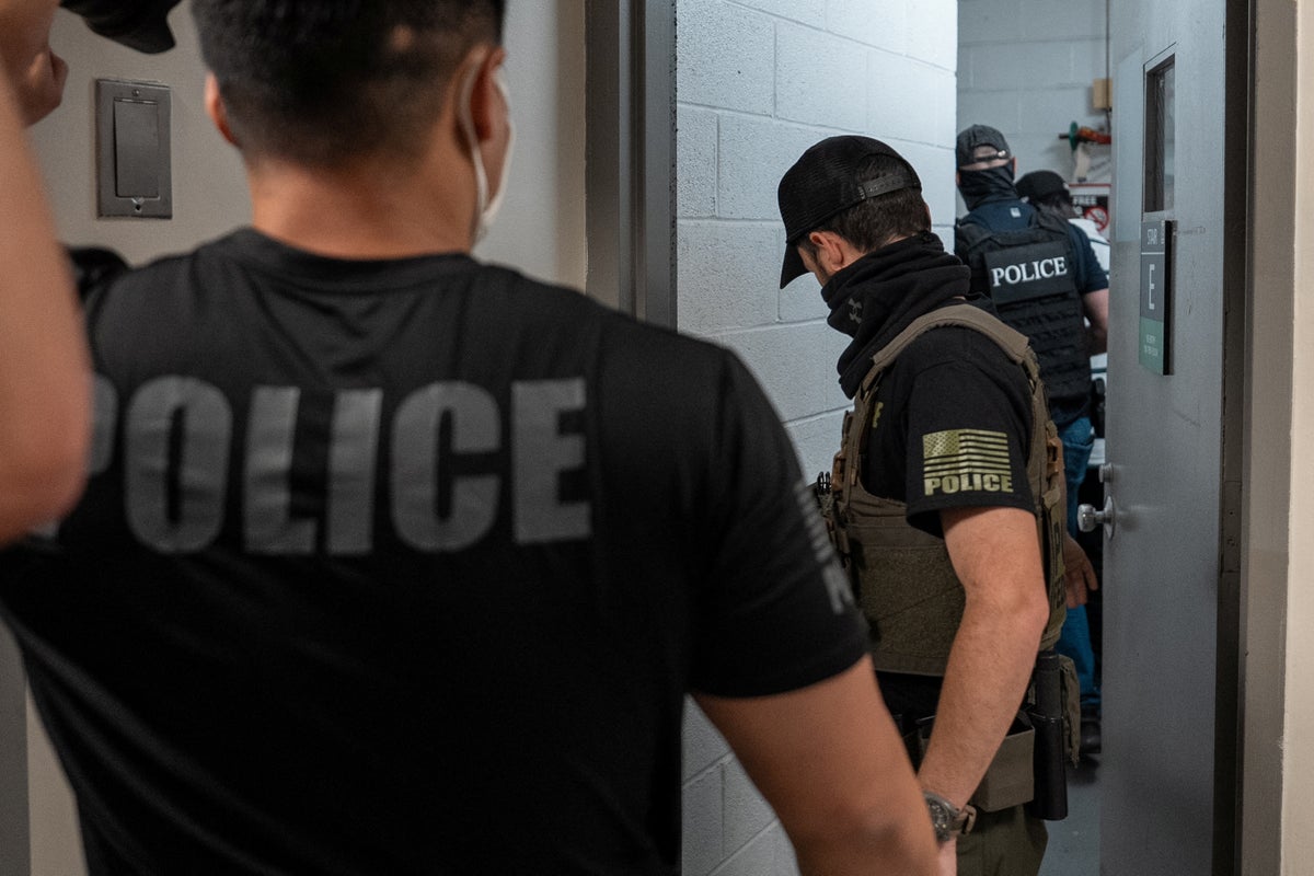 https://static.independent.co.uk/2025/08/05/23/09/Migrant-detention-by-federal-immigration-officers-at-U-S--immigration-court-in-Manhattan-j6mtqov9.jpeg?width=1200&height=800&crop=1200:800