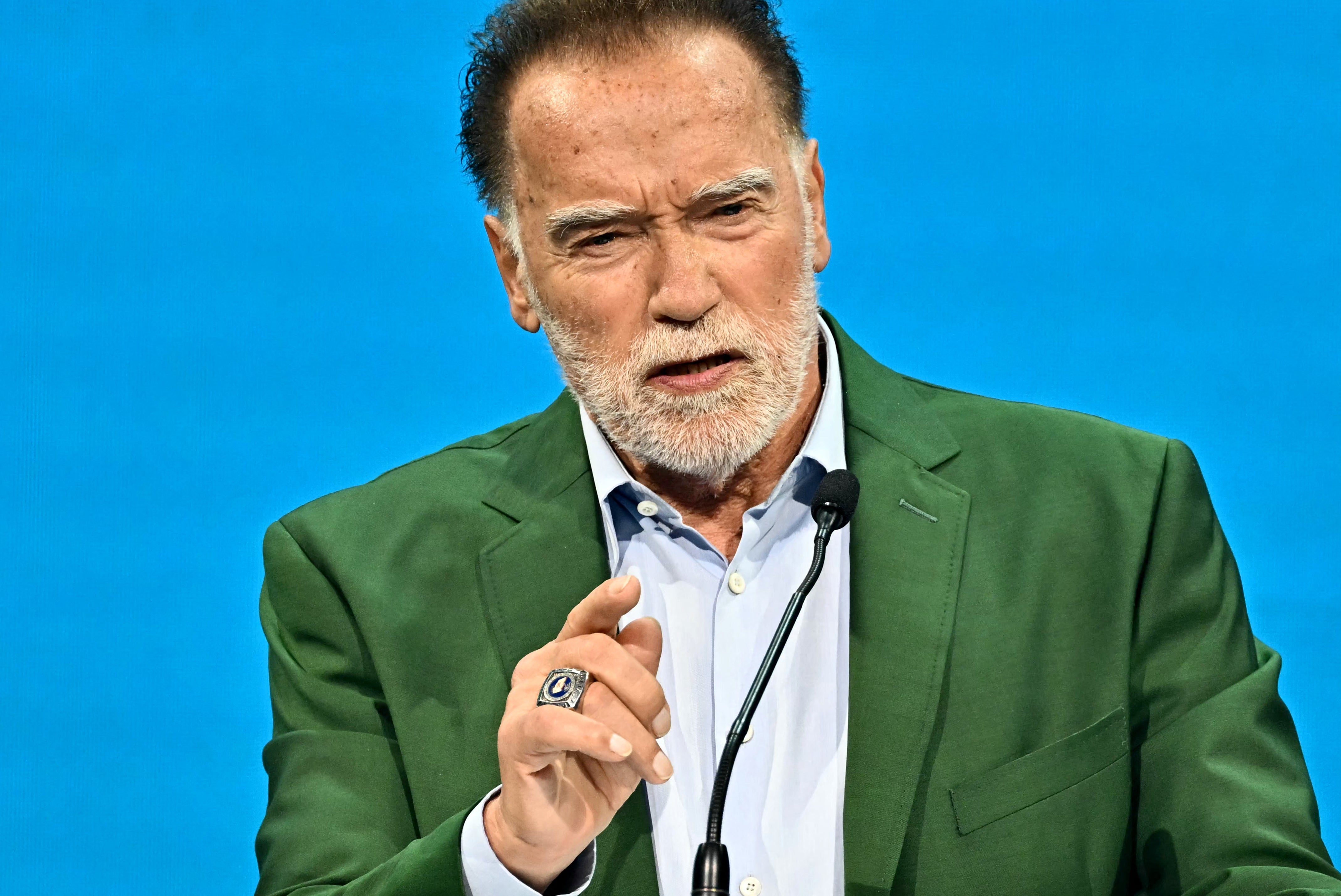 Former California Governor Arnold Schwarzenegger is ready to take on incumbent governor Gavin Newsom on resdistricting