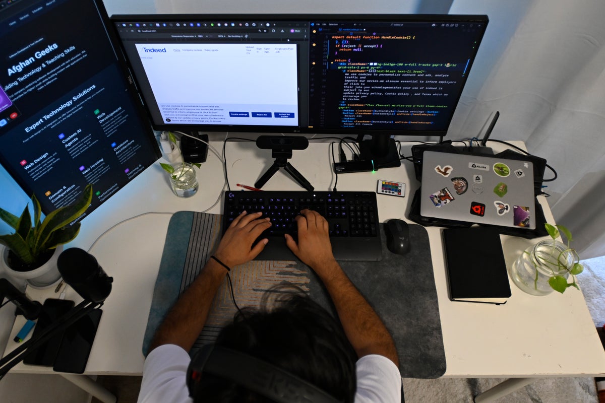 Afghan women turn to online courses as the Taliban bans education