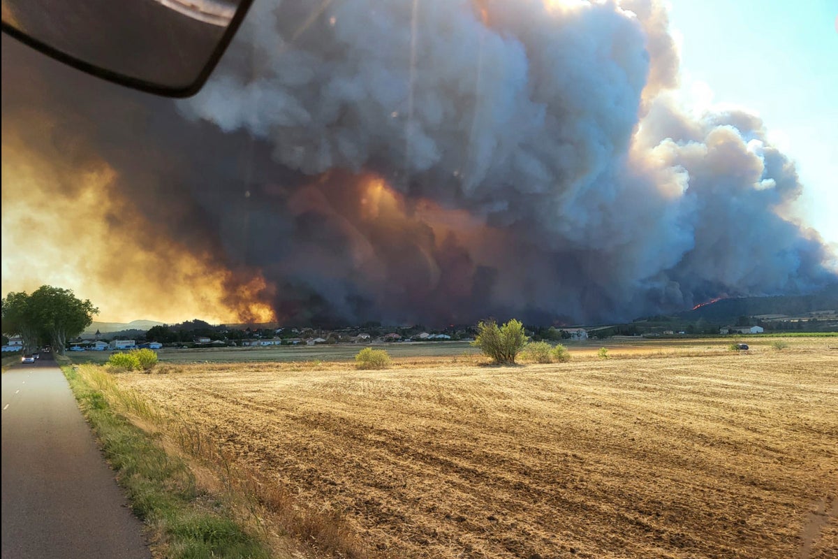 A wildfire in southern France has killed 1 and injured several and is still spreading