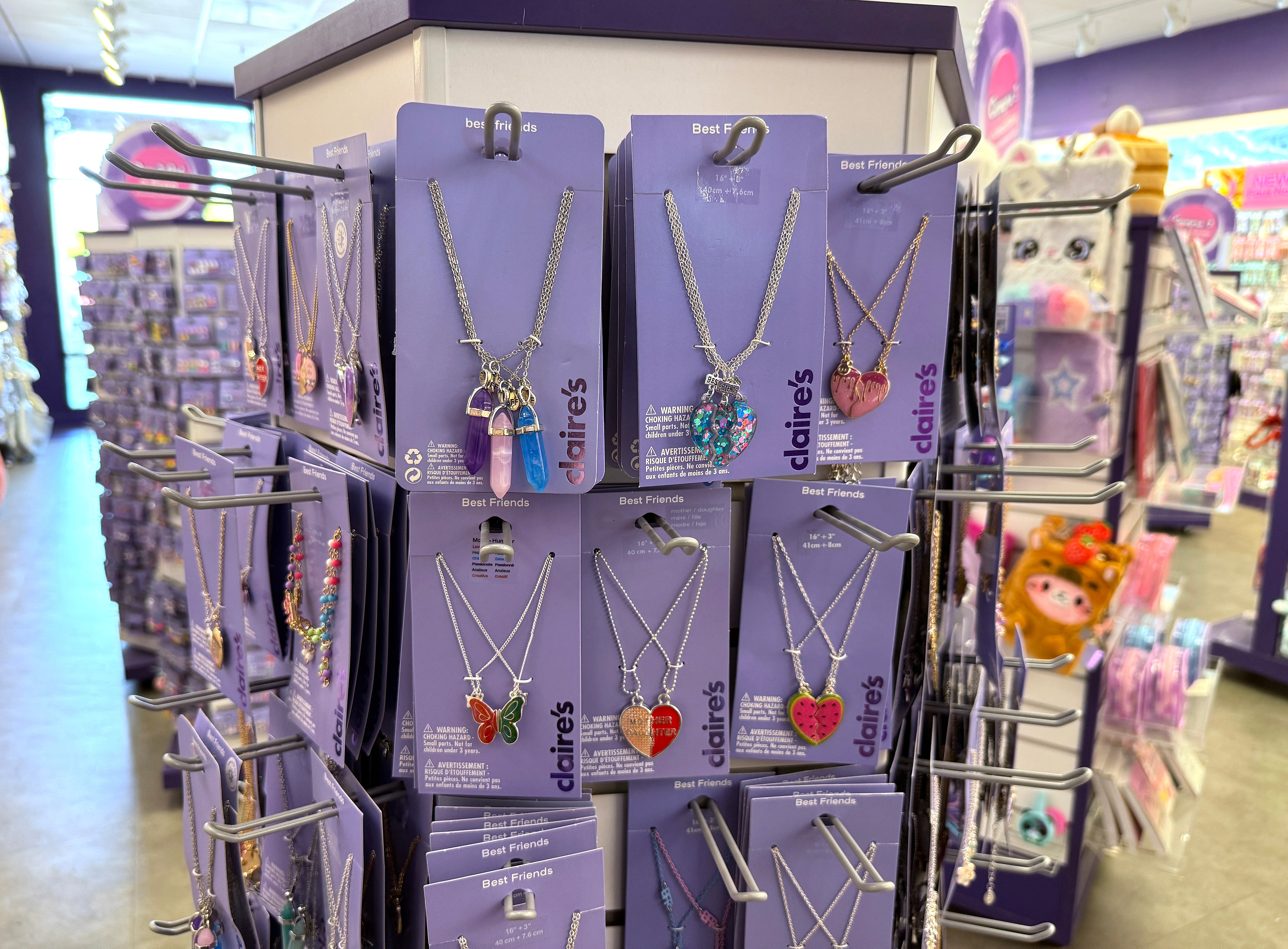 The once beloved tween and teen accessories store joins other mall staples such as Forever 21 and Foot Locker, which are having problems surviving in the social media shopping age