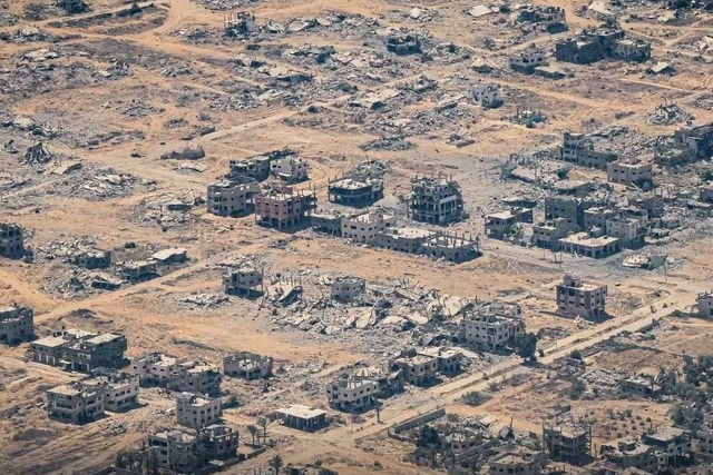 The Independent 's Bel Trew photographed a view of Israel’s massive destruction of Gaza from a Jordanian military plane