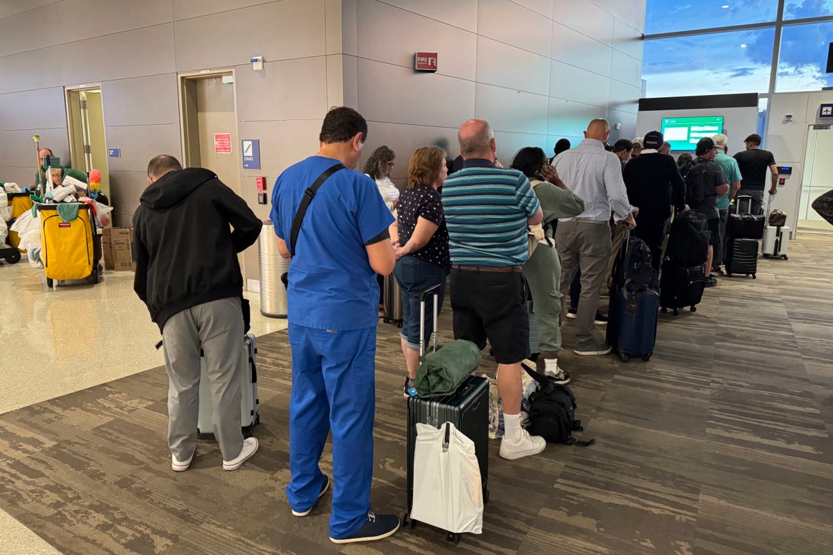 United Airlines warns of further delays as flights previously grounded nationwide over ‘technology issue’