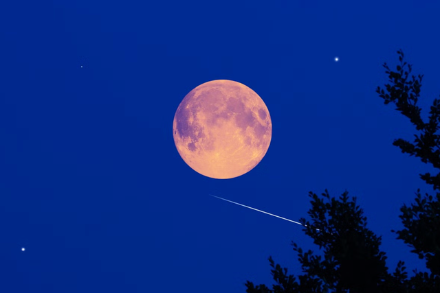 <p>The full moon on 9-10 August will occur just as the annual Perseid meteor shower is reaching its peak</p>