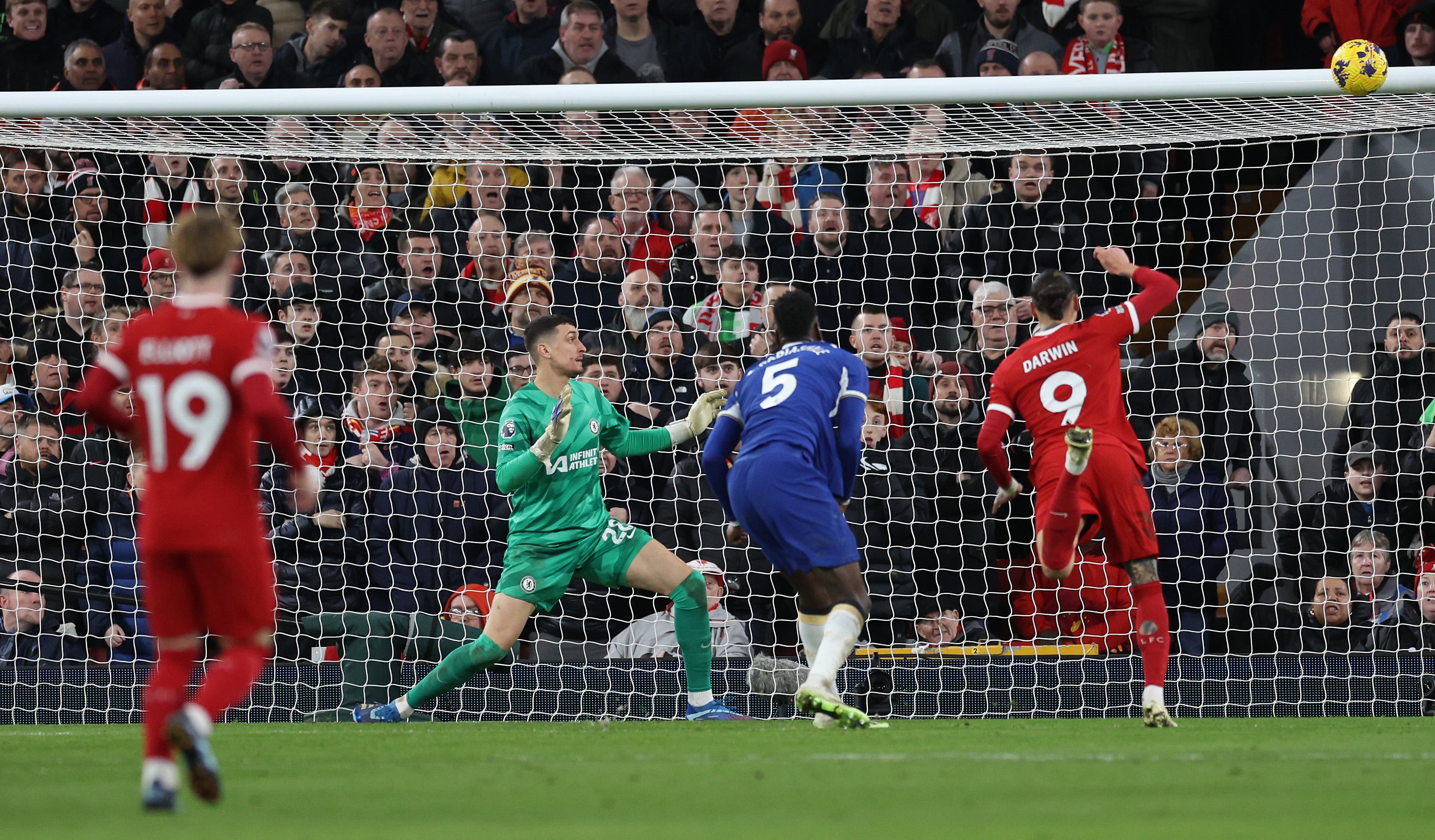 Darwin Nunez heads against Chelsea's crossbar
