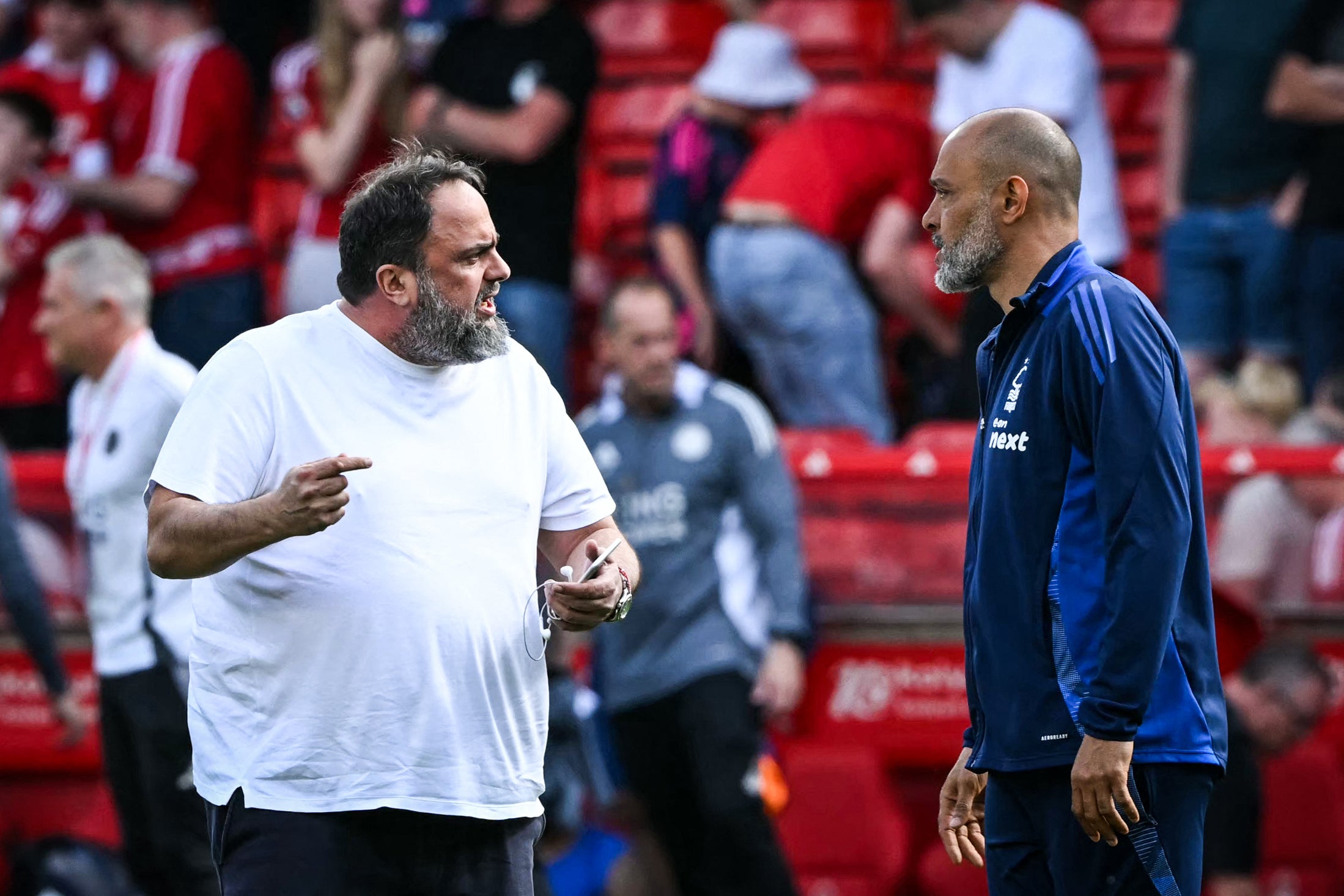 Marinakis in a hot conversation with the head of the Nuno Espirito Santo