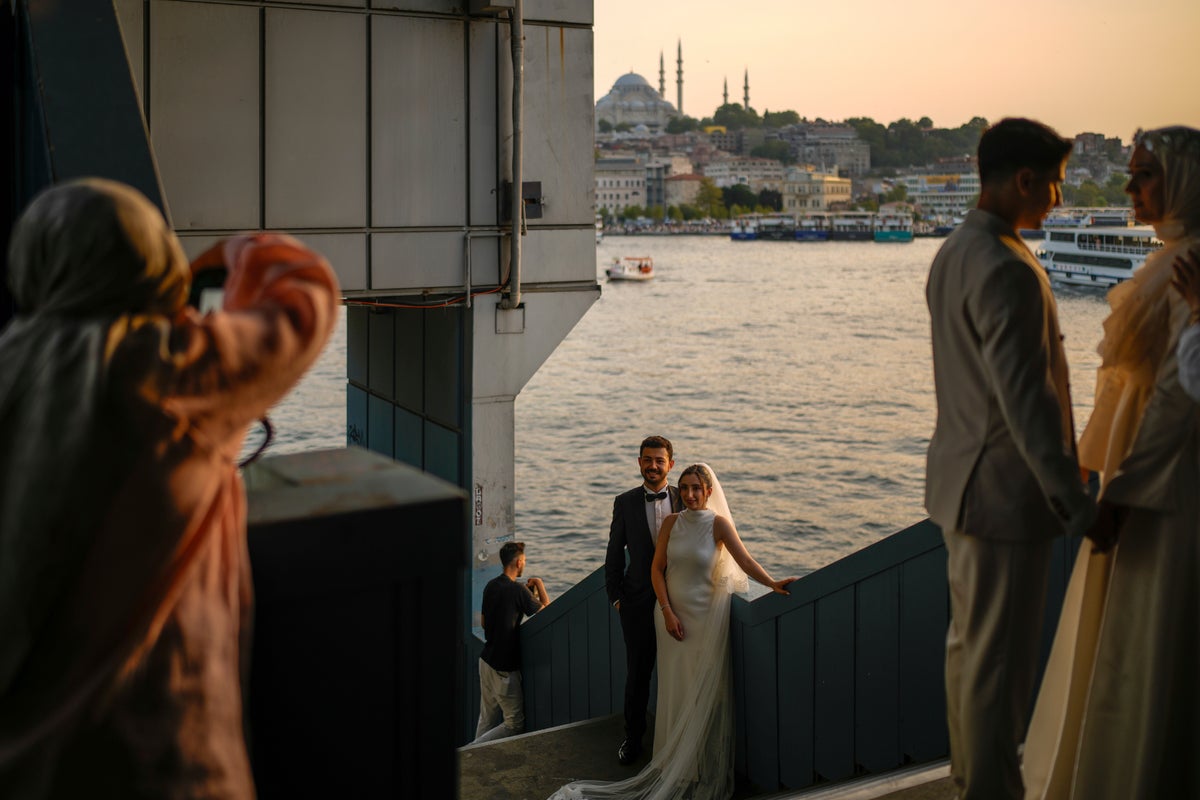 Capturing romance in sunset photo shoots on Istanbul’s Golden Horn