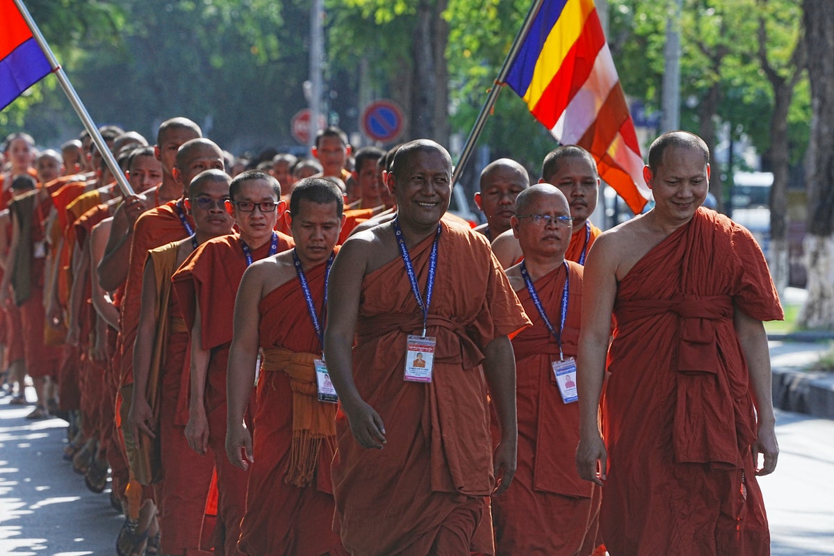 Hundreds of Buddhist monks in Cambodia gather to praise ceasefire with Thailand and mourn the dead