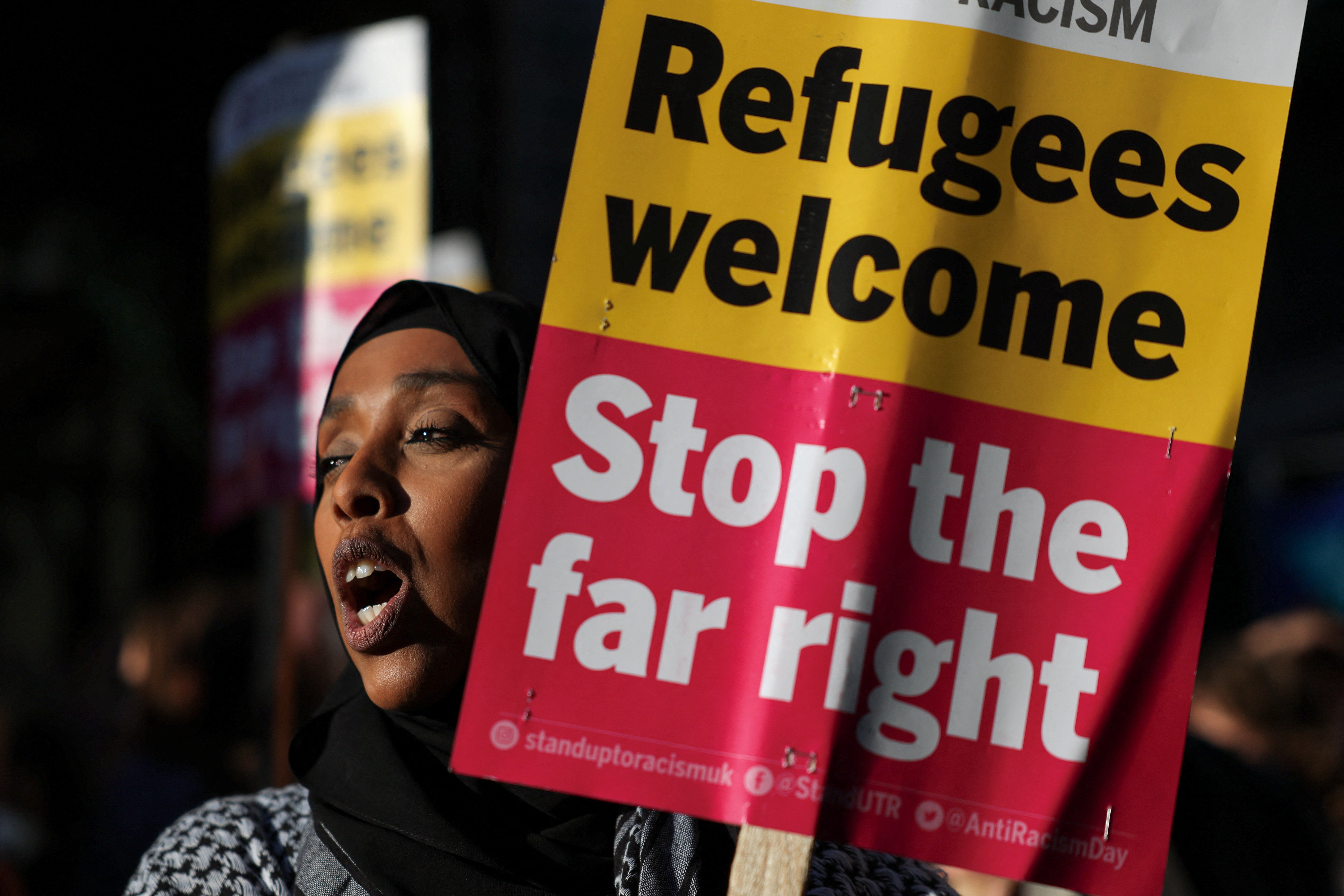 Many were gathered as part of the protests managed by Stand Up to Racizm to defend refugees and stop the right groups.