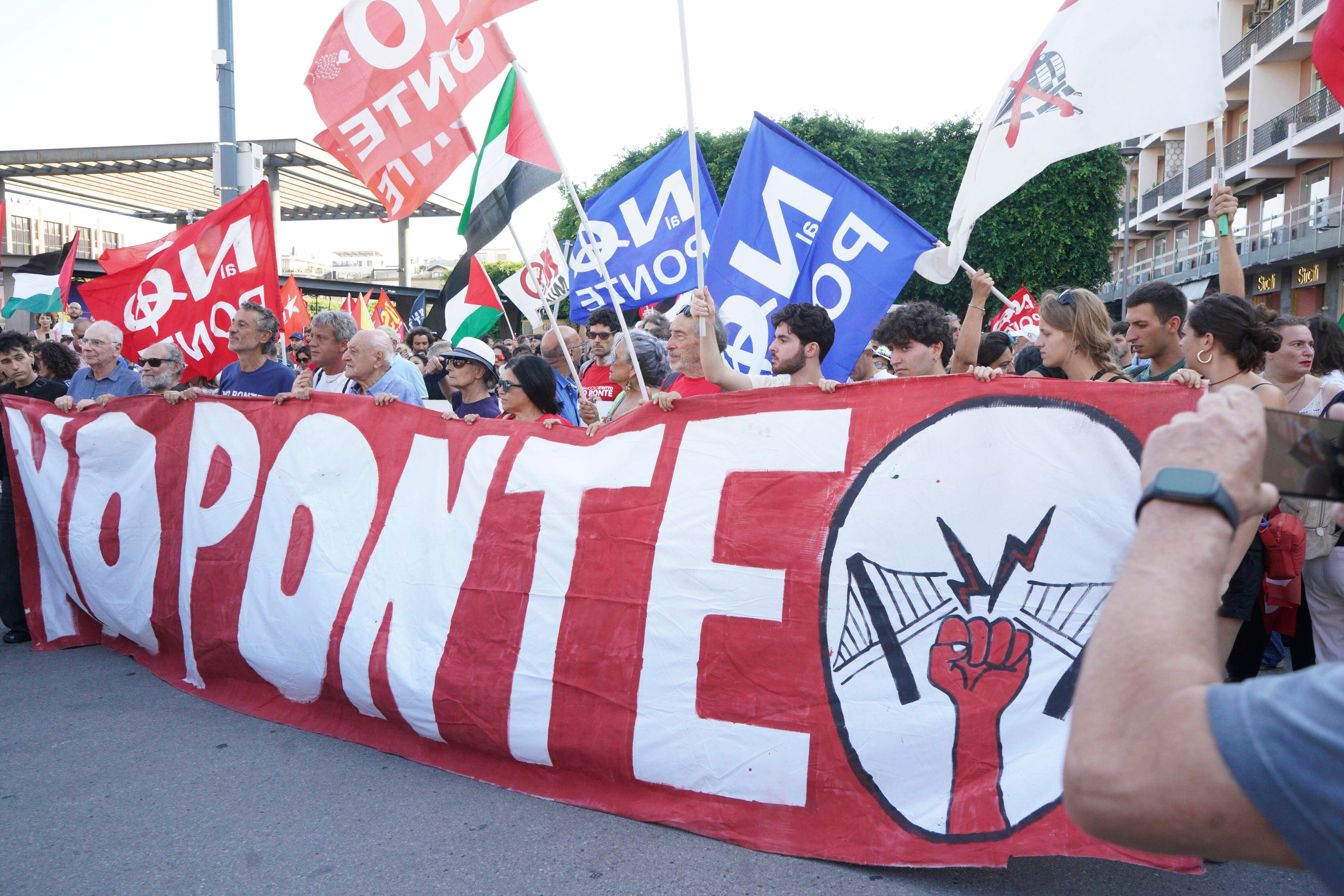 ITALIA-PUENTE-PROTESTA