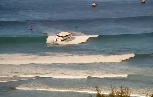 HAWAI-BARCO ENCALLADO