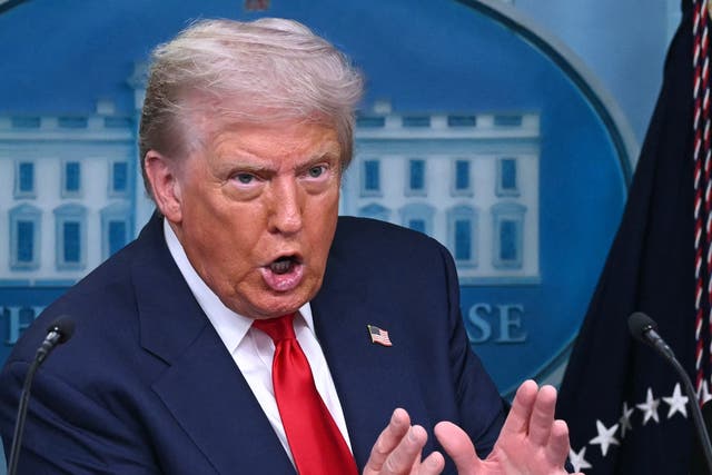 <p>El presidente Donald Trump pareció confundir Rusia con Alaska durante una rueda de prensa el lunes</p>