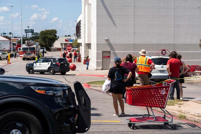 <p>La policía investiga un tiroteo en una tienda Target en Research Boulevard, en Austin, Texas, EE. UU., el lunes 11 de agosto</p>