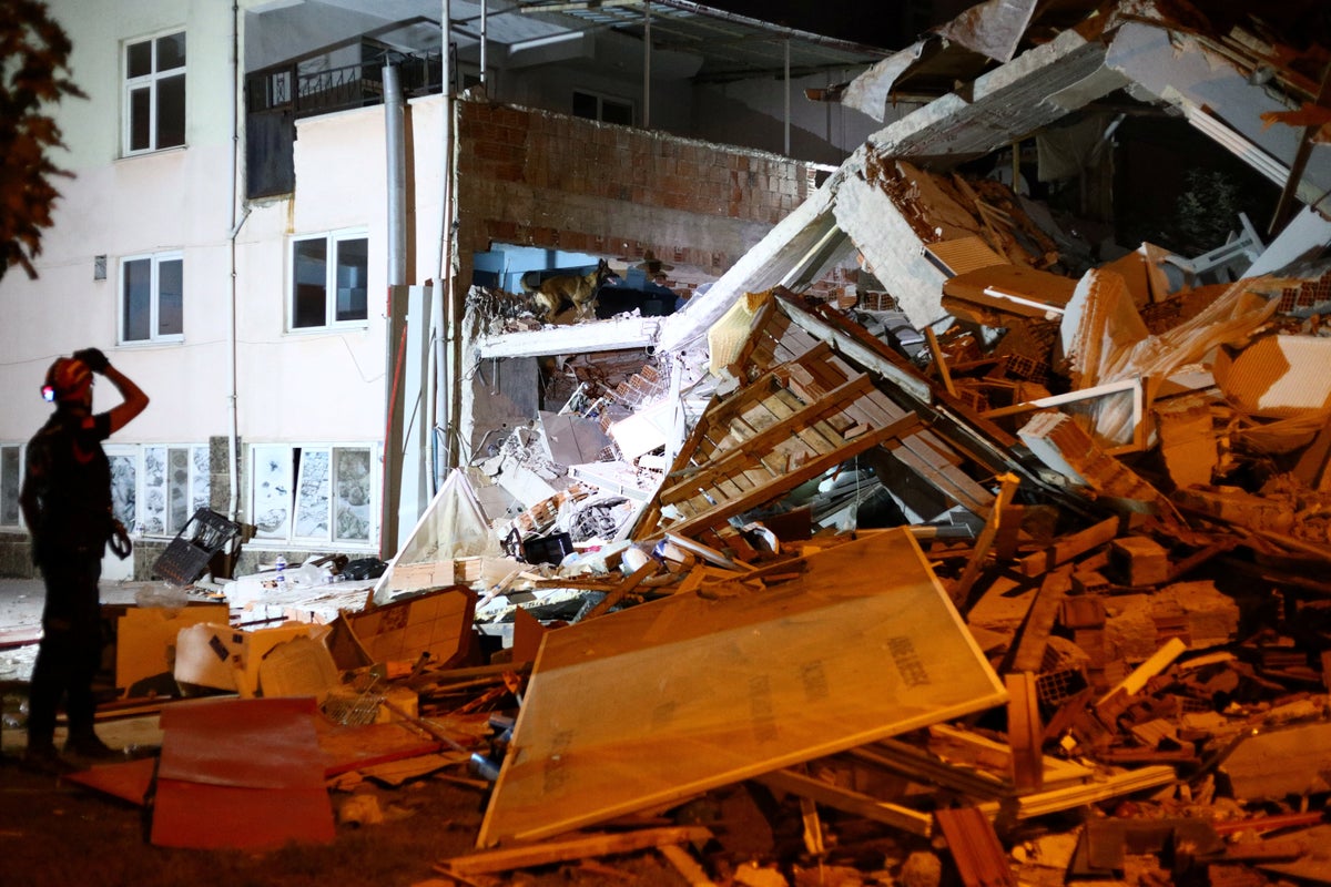 Woman dies after Turkey earthquake flattens buildings in Balikesir Woman dies after Turkey earthquake flattens buildings in Balikesir