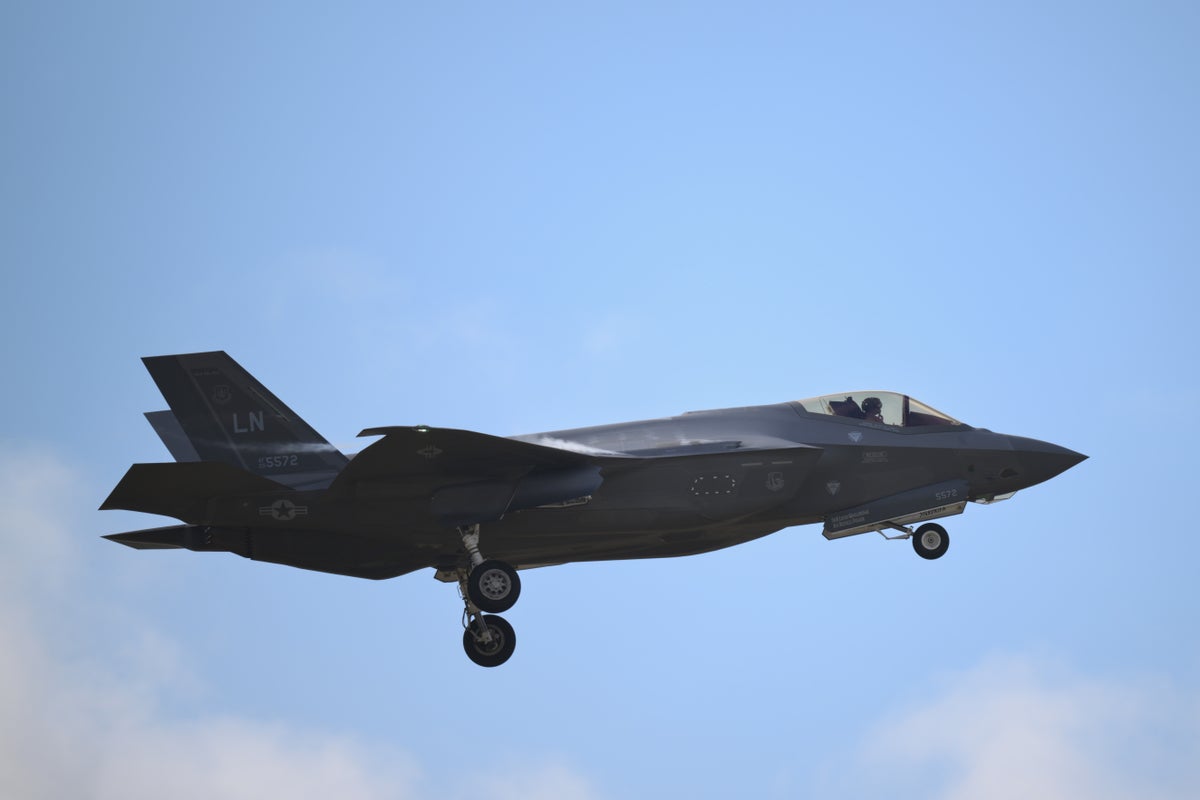 Britischer Tarnkappenjet F-35 muss nach Fehlfunktion in der Luft in Japan ...