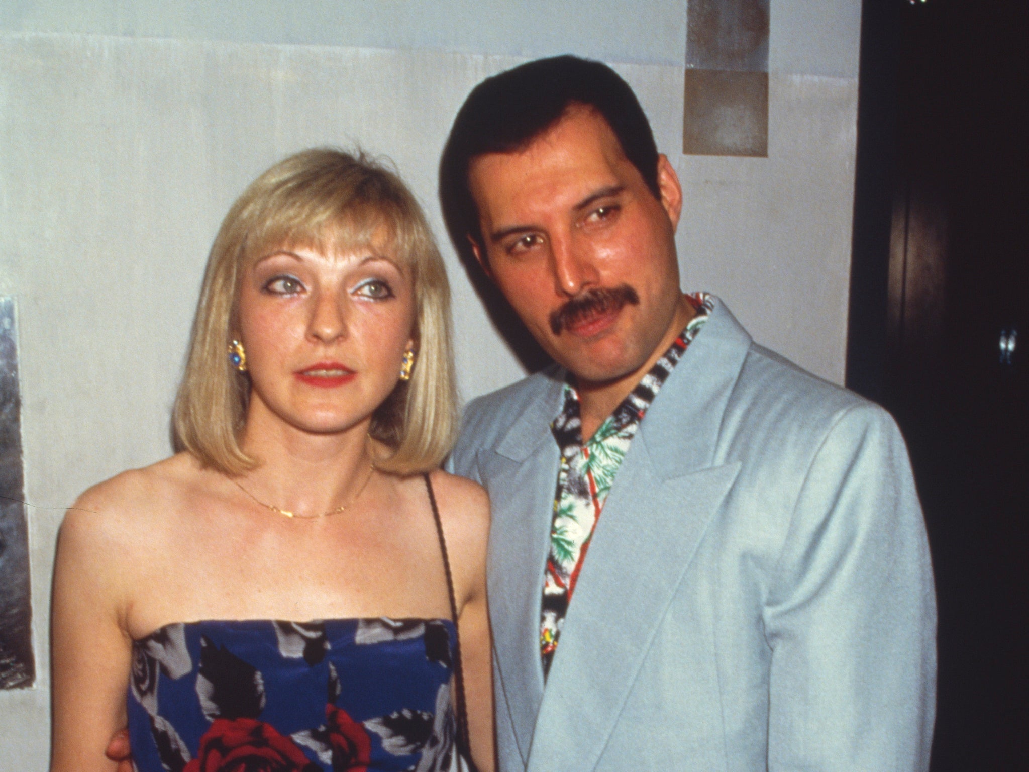 Mercurio con Austin en una fiesta posterior para los conciertos de Queen's Wembley, 12 de julio de 1986