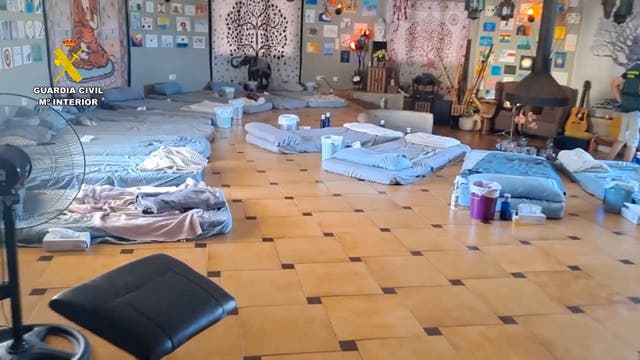 <p>Las imágenes muestran colchones con cubetas al lado desde el interior del establecimiento</p>