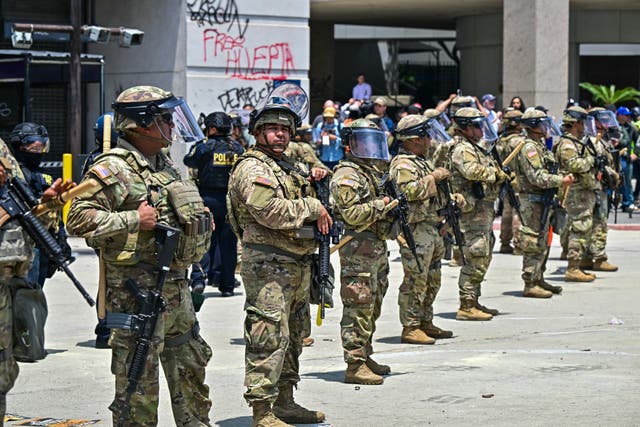 <p>Según los informes, la administración de Trump está considerando planes para crear un escuadrón de 600 soldados de la Guardia Nacional que estarían listos para desplegarse en las ciudades estadounidenses para hacer frente a los disturbios civiles.</p>